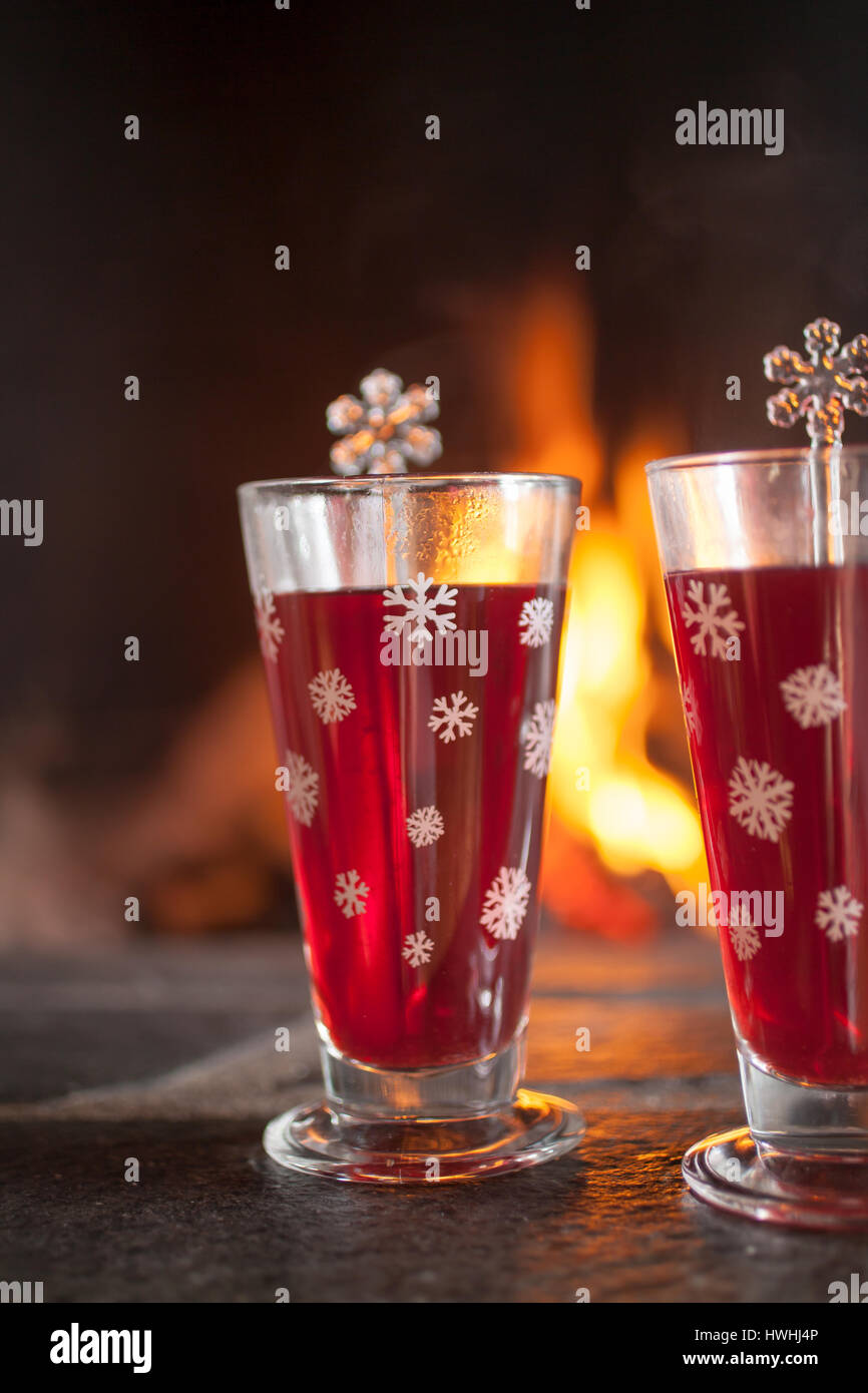 Glühwein für zwei vor Kamin Stockfoto