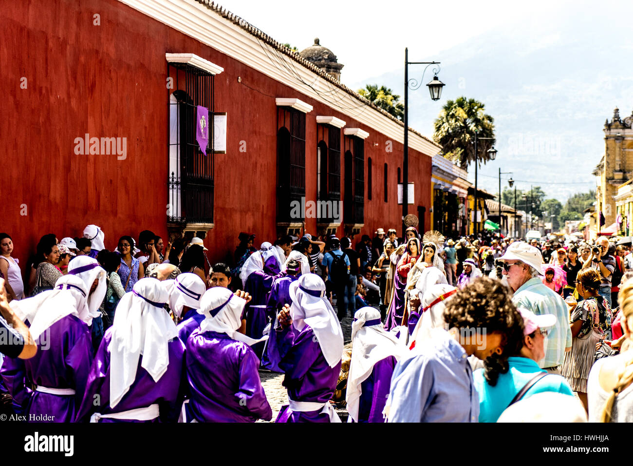 Parade während der Osterwoche in Antigua, Guatemala mit römischen Wachen auf dem Pferderücken und Statuen der Jungfrau Maria und Jesus. Stockfoto