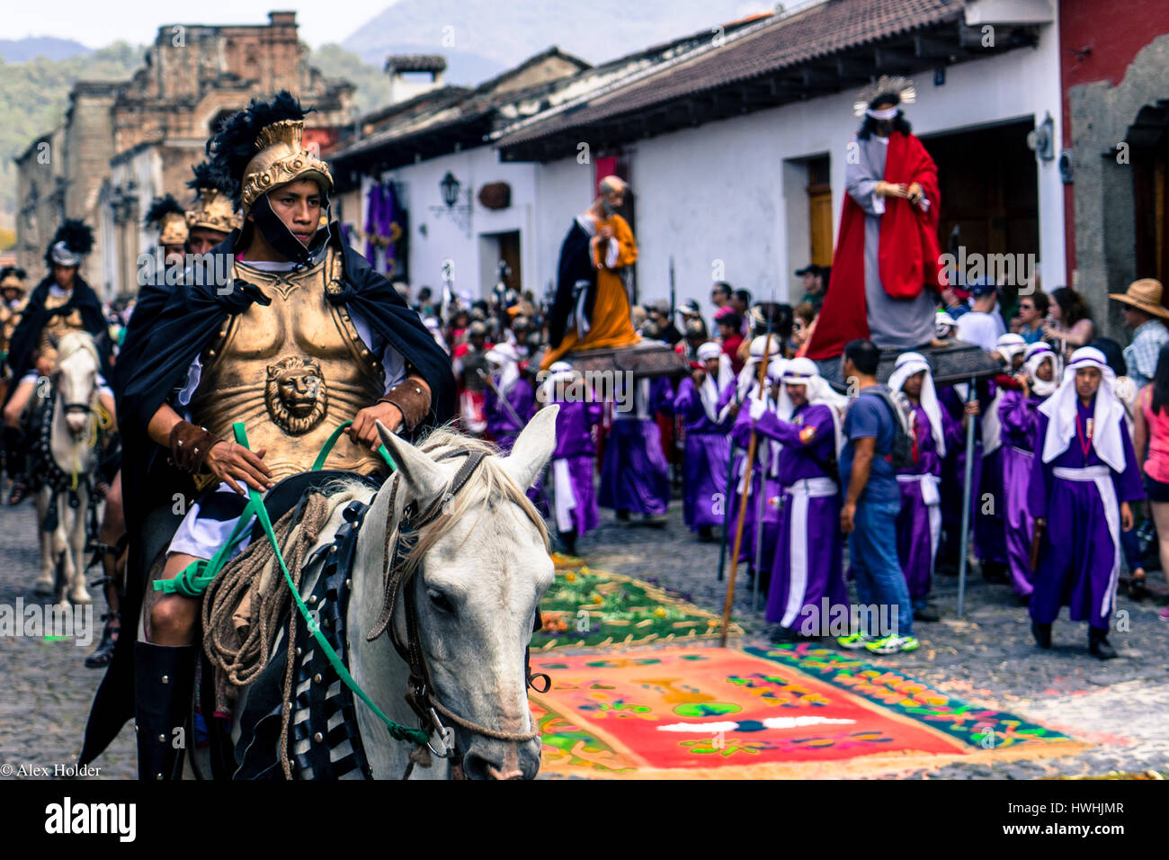 Parade während der Osterwoche in Antigua, Guatemala mit römischen Wachen auf dem Pferderücken und Statuen der Jungfrau Maria und Jesus. Stockfoto