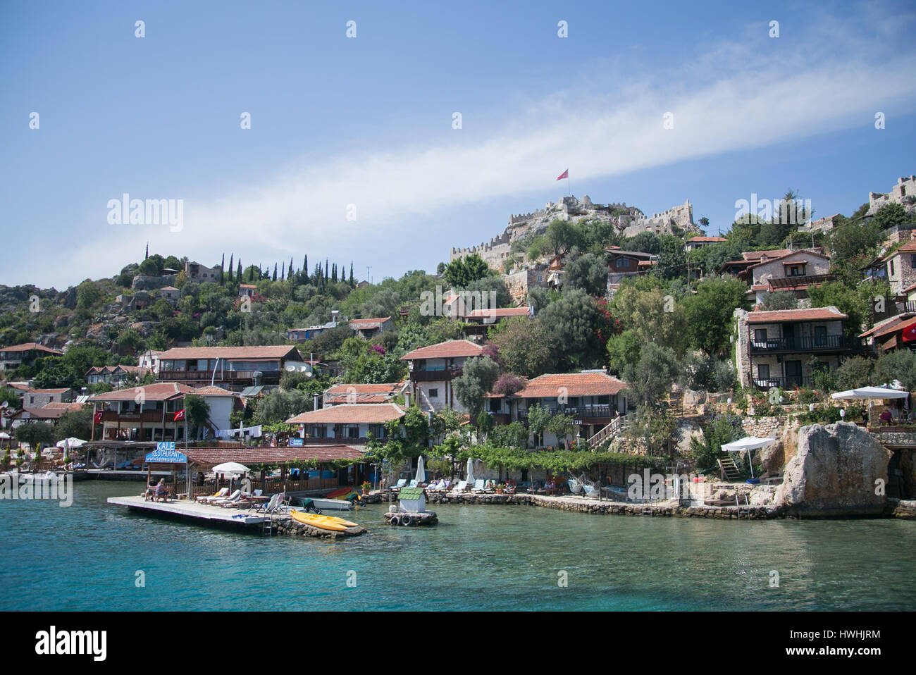 Simena, Türkei - 20. Mai: kalekoy Simena Siedlung in uchagiz Bucht der Türkei in der Nähe der versunkenen Stadt Kekova mit Steinhäuser in gemischt mit Antike Ruine Stockfoto