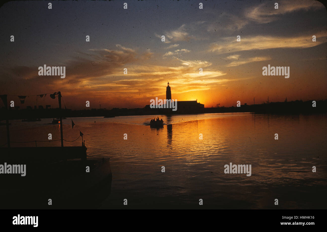 Die Sonne untergeht, erfüllten die Florida Pavillon Glockenturm und Fähren am Brunnen See an dem 1939 / 40 Weltausstellung in New York. Stockfoto