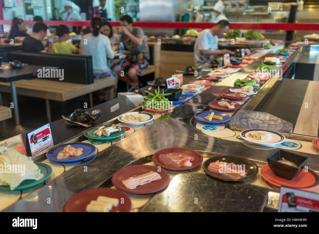Ein Förderband Gürtel-Sushi-Restaurant in Patong, Phuket, Thailand. Stockfoto