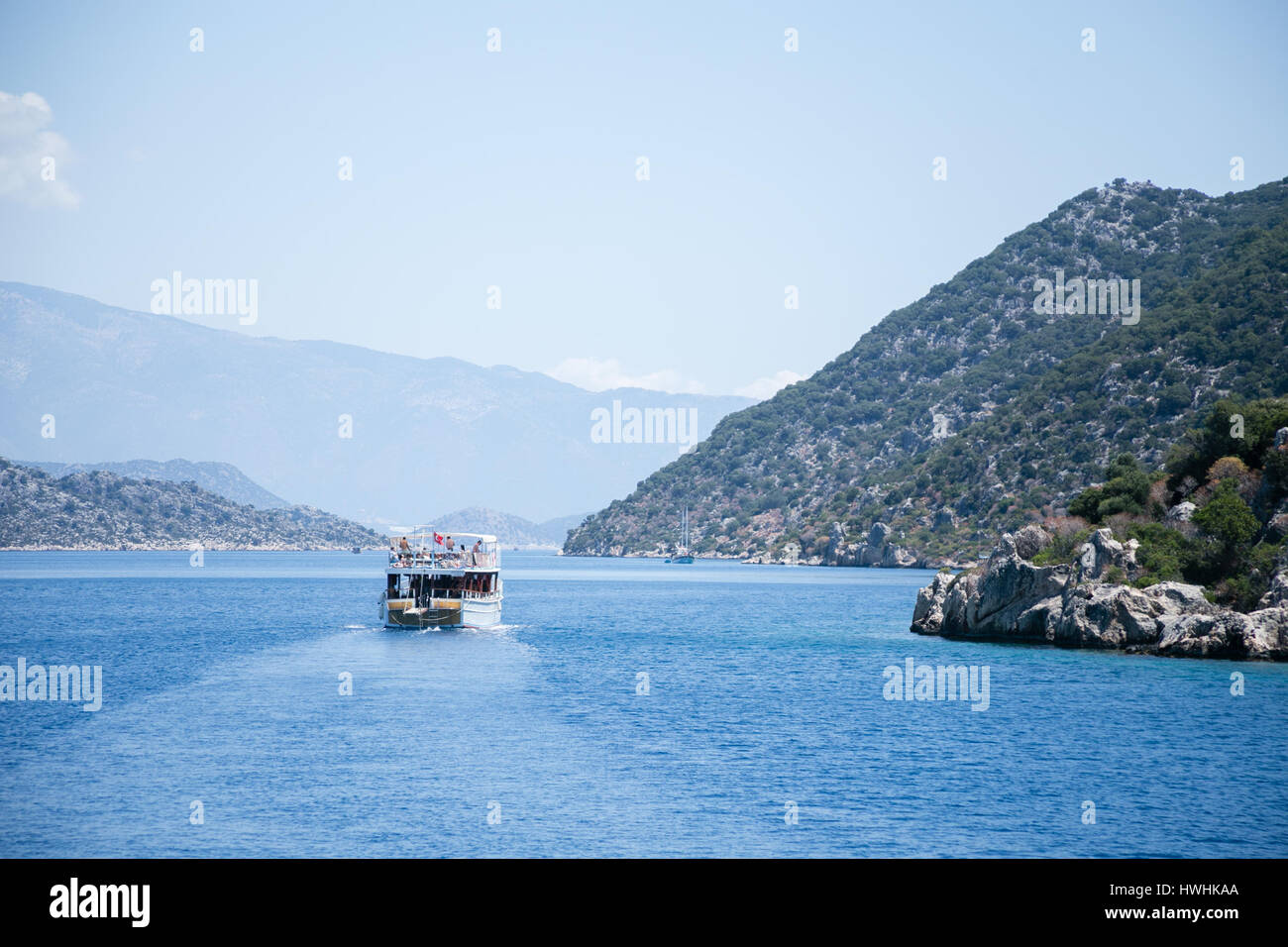 Uchagiz Simena, Türkei - 20. Mai: Bucht von uchagiz Dorf in der Provinz Antalya in der Türkei mit Bergen von immergrünen Sträuchern an einem sonnigen Tag Witz geschlossen abgedeckt Stockfoto