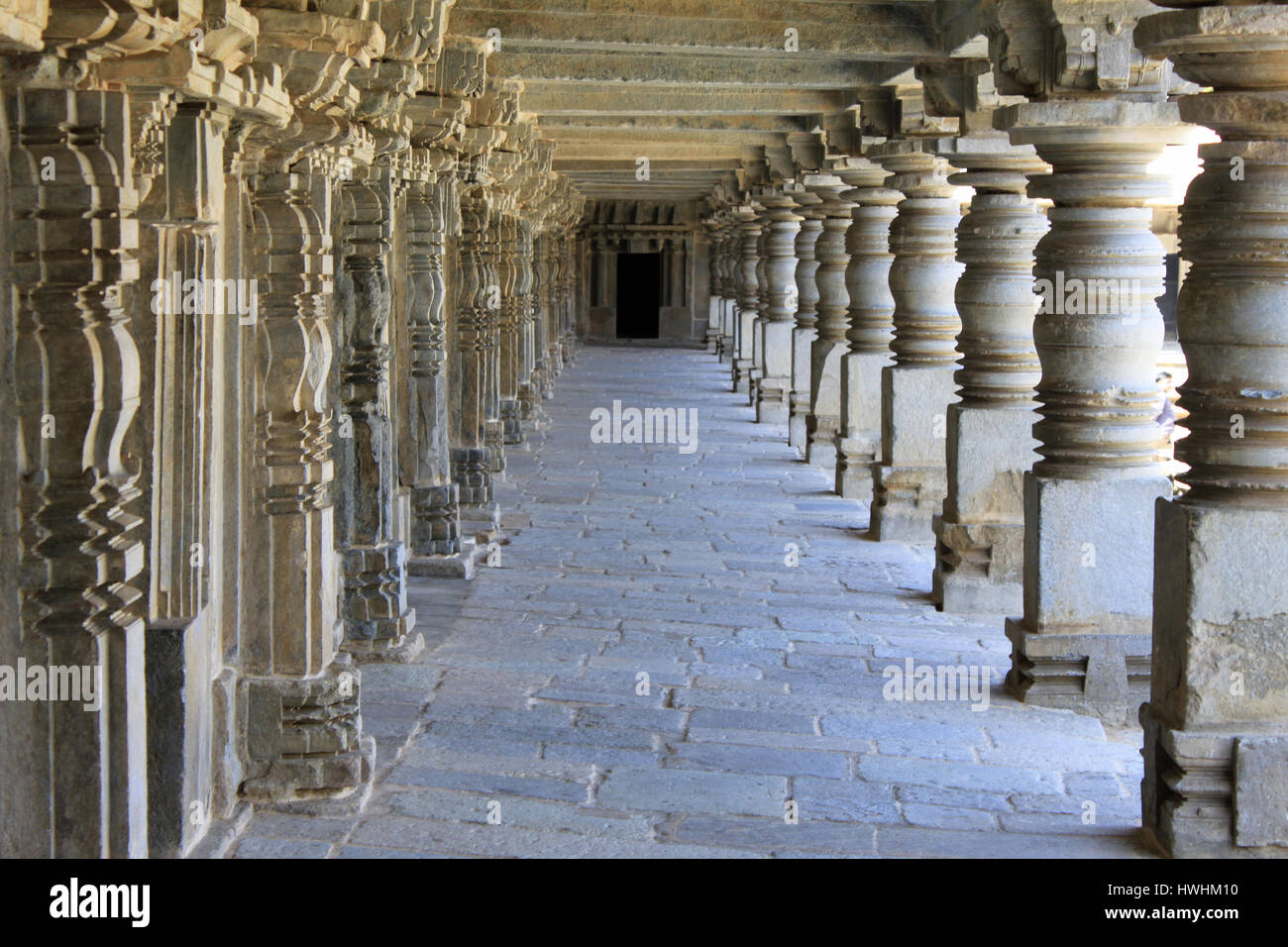 South Kolonnade der Klausur Korridor im Chennakesava Bügel, Hoysala Architektur, Somnathpur, Karnataka, Indien Stockfoto