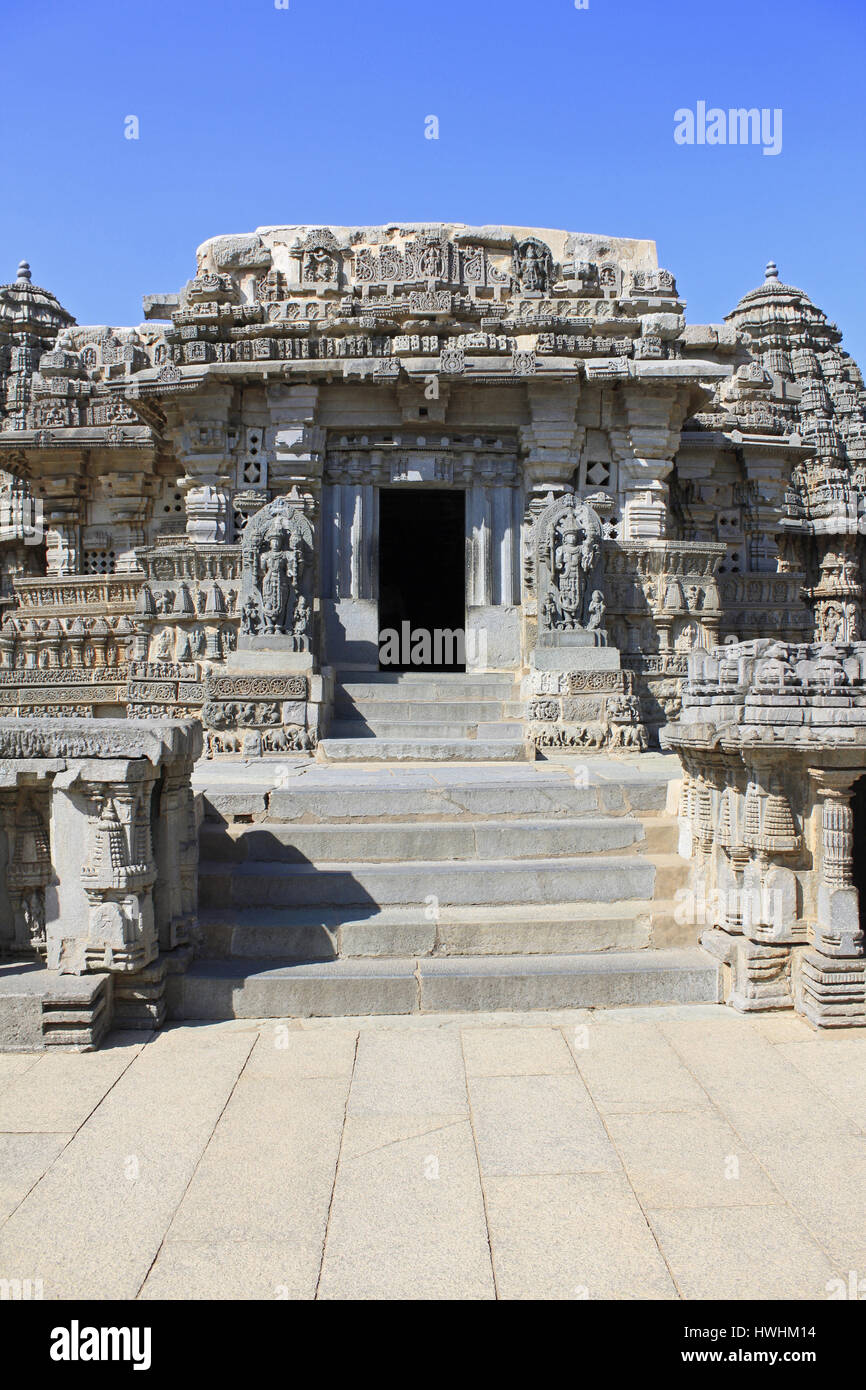 Eintritt Hausfassade zum wichtigsten Heiligtum im Chennakesava Tempel, Hoysala Architektur an Somnathpur, Karnataka, Indien Stockfoto
