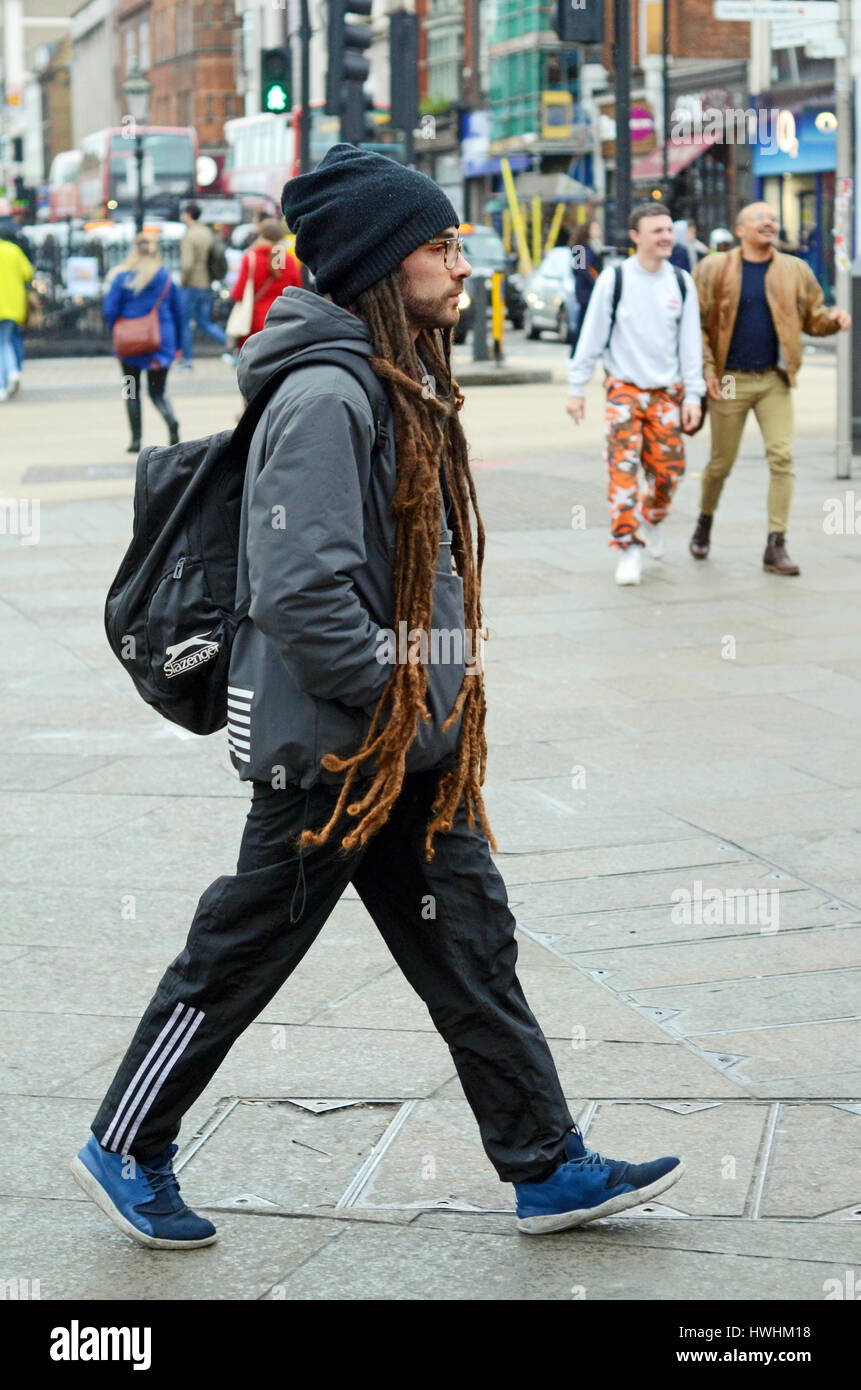 Camden, London, UK, 21.03.2017 Mann mit langem Rastafari Dreadlocks außerhalb der u-Bahnstation Camden. Stockfoto