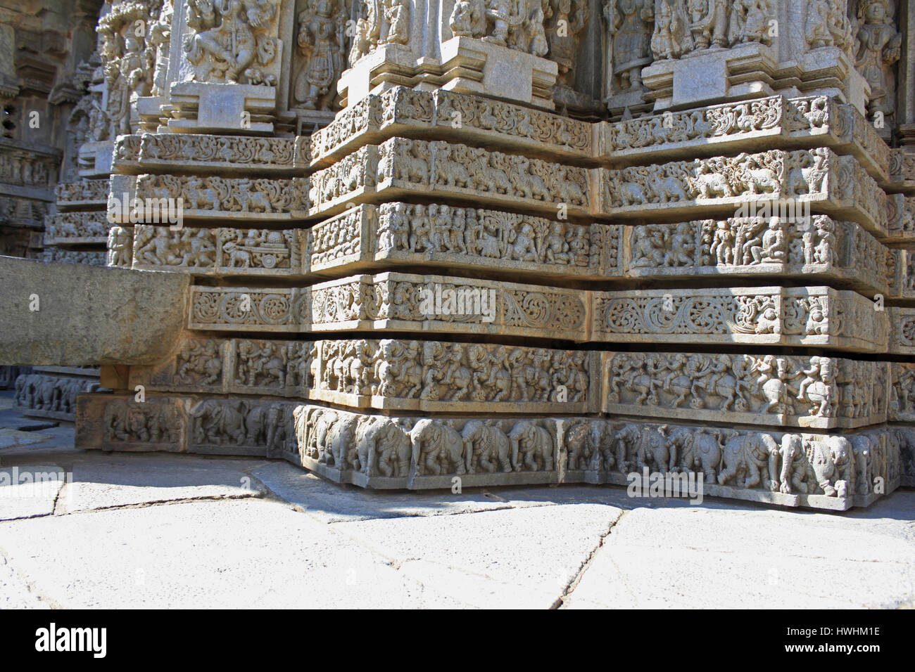 Epische Geschichten, dargestellt an stellate gestaltete Wand mit Steinmetzarbeiten im Chennakesava Bügel, Hoysala Architektur, Somanathpur, Karnataka, Indien Stockfoto