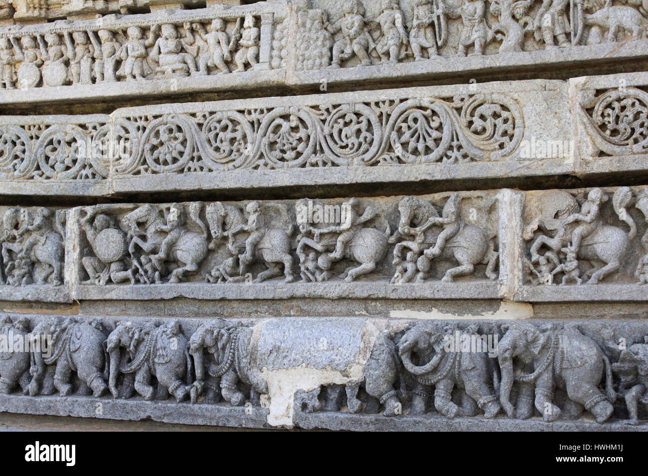 Steinbildhauen, Skulpturen mit kunstvollen Dekorationen an den Wänden des Chennakesava-Tempels, Hoysala Architektur, an Somanthpur, Karnataka, Indien Stockfoto