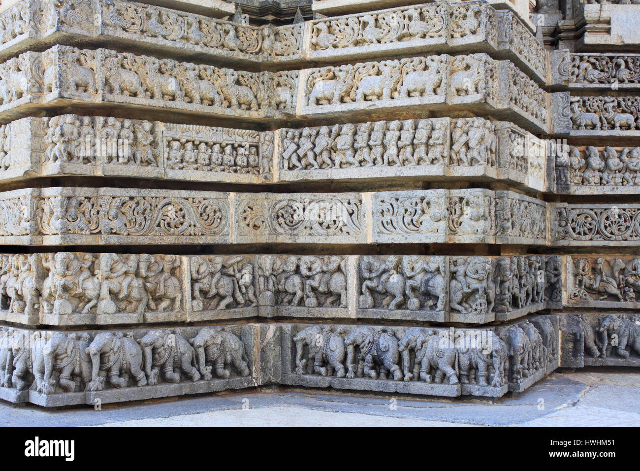 Wandskulptur Relief Schrein folgt einem Ganglion Plan, Darstellung Schwäne, Makara(imaginary beast), hinduistischen Puranas, Laub, Reiter und Elefant processi Stockfoto
