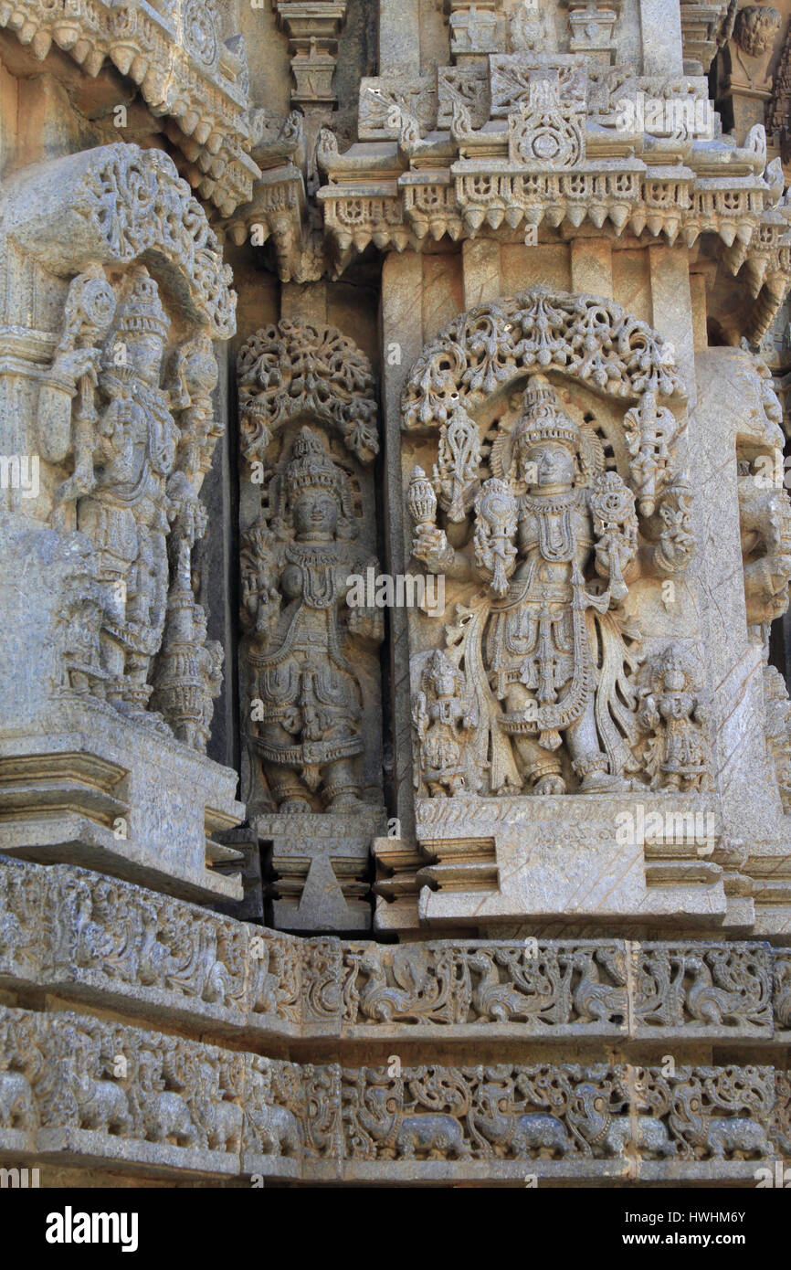 Gottheit Skulptur am Schrein äußere Wand im Chennakesava Tempel, Hoysala Architektur in Somanathpur, Karnataka, Indien Stockfoto