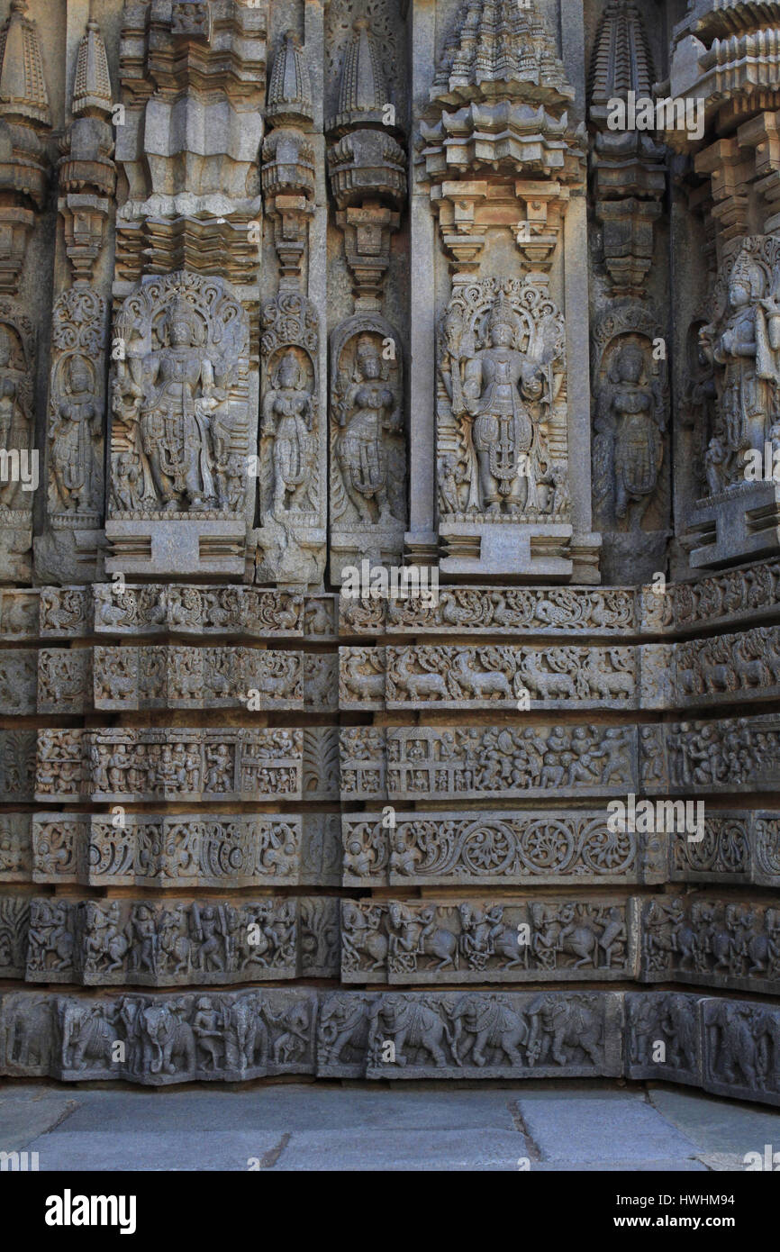 Schrein Wandskulptur Relief mit detaillierte Steinmetzarbeiten im Chennakesava Bügel, Hoysala Architektur, Somanathpur, Karnataka, Indien Stockfoto