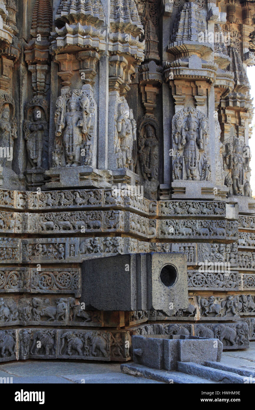 Wandskulptur Relief Schrein folgt einem Ganglion Plan, diese Wand hat einen Wasseraustritt aus Hauptheiligtum im Chennakesava Tempel, Hoysala Archit Stockfoto