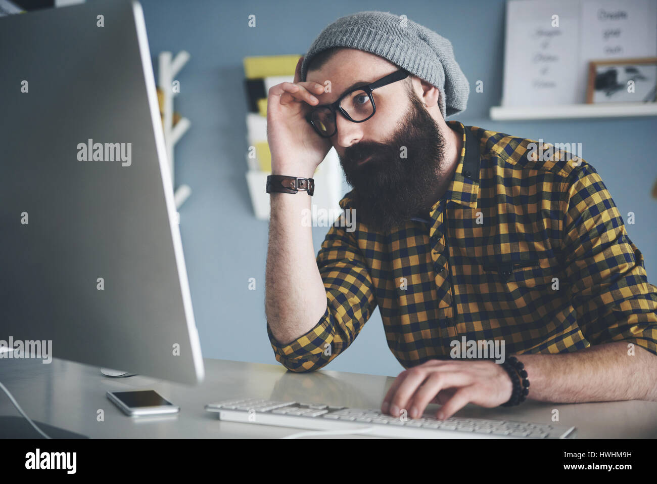 Mann arbeitet am Computer zu Hause, Büro Stockfoto