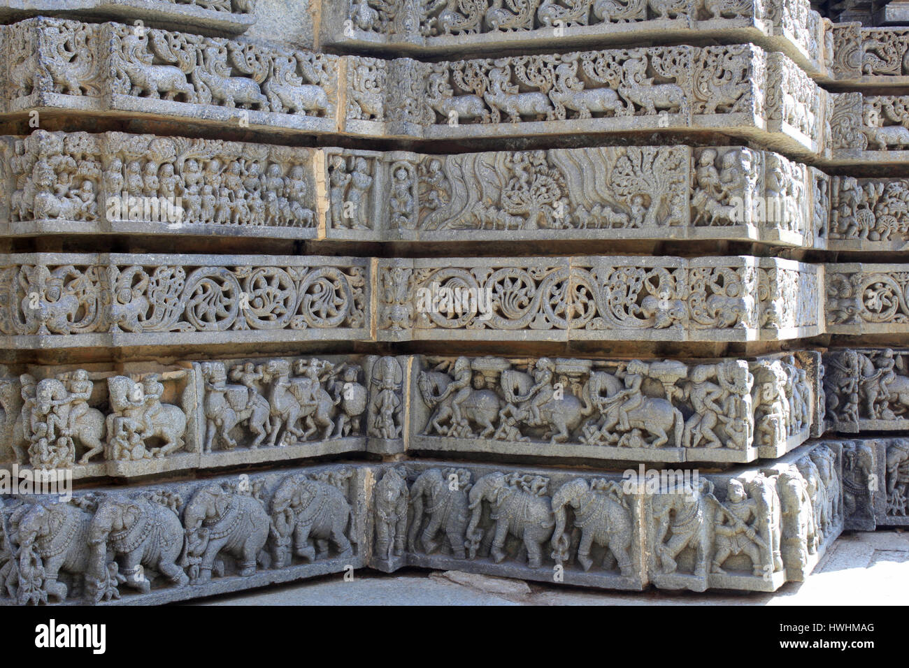 Wandskulptur Relief Schrein folgt ein Ganglion Plan, Makara(imaginary beast), hinduistischen Puranas, Laub, Reiter und Elefant Prozession, bei der Chenna Stockfoto