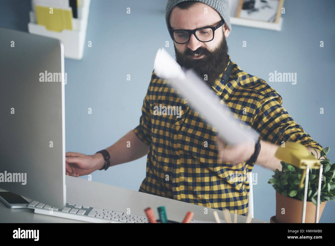 Mann, die einige große Probleme bei der Arbeit Stockfoto