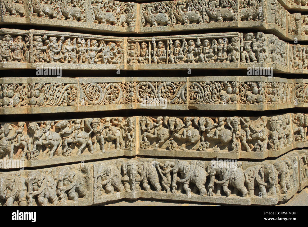 Wandskulptur Relief Schrein folgt ein Ganglion Plan, Makara(imaginary beast), hinduistischen Puranas, Laub, Reiter und Elefant Prozession, bei der Chenna Stockfoto