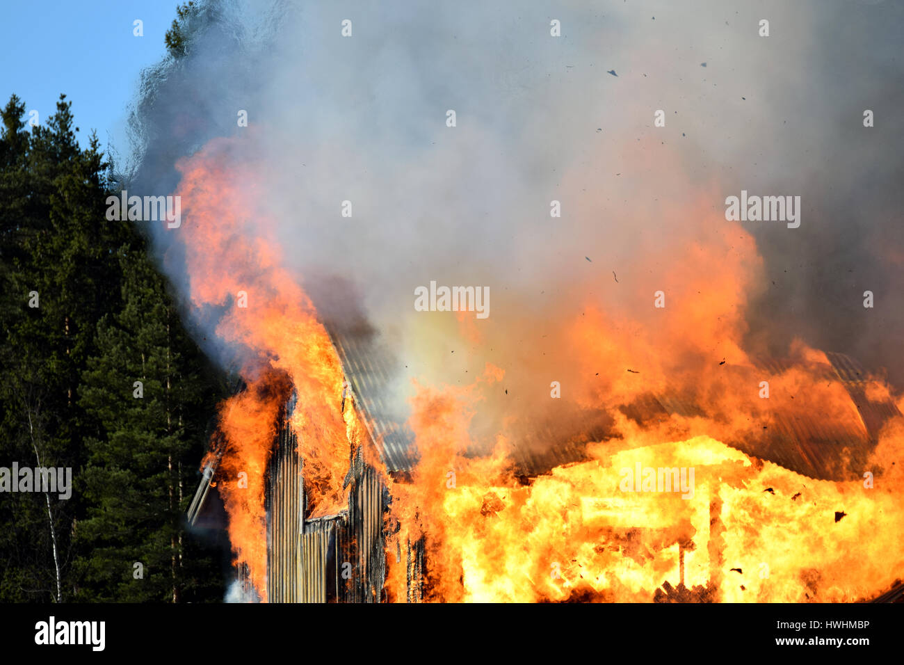 Haus vollständig in Flammen verschlungen Stockfoto