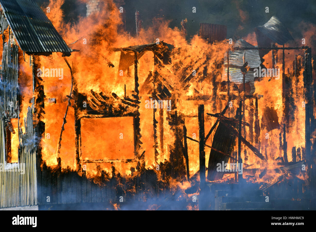 Nahaufnahme des Hauses durch einen Brand zerstört. Stockfoto