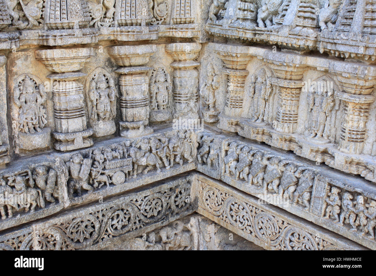 Nahaufnahme von Steinschnitzereien, wo zwei Ecke Wand treffen einander an der Schrein Wand Chennakesava Bügel, Hoysala Architektur, Somanthpur, Karnatak Stockfoto