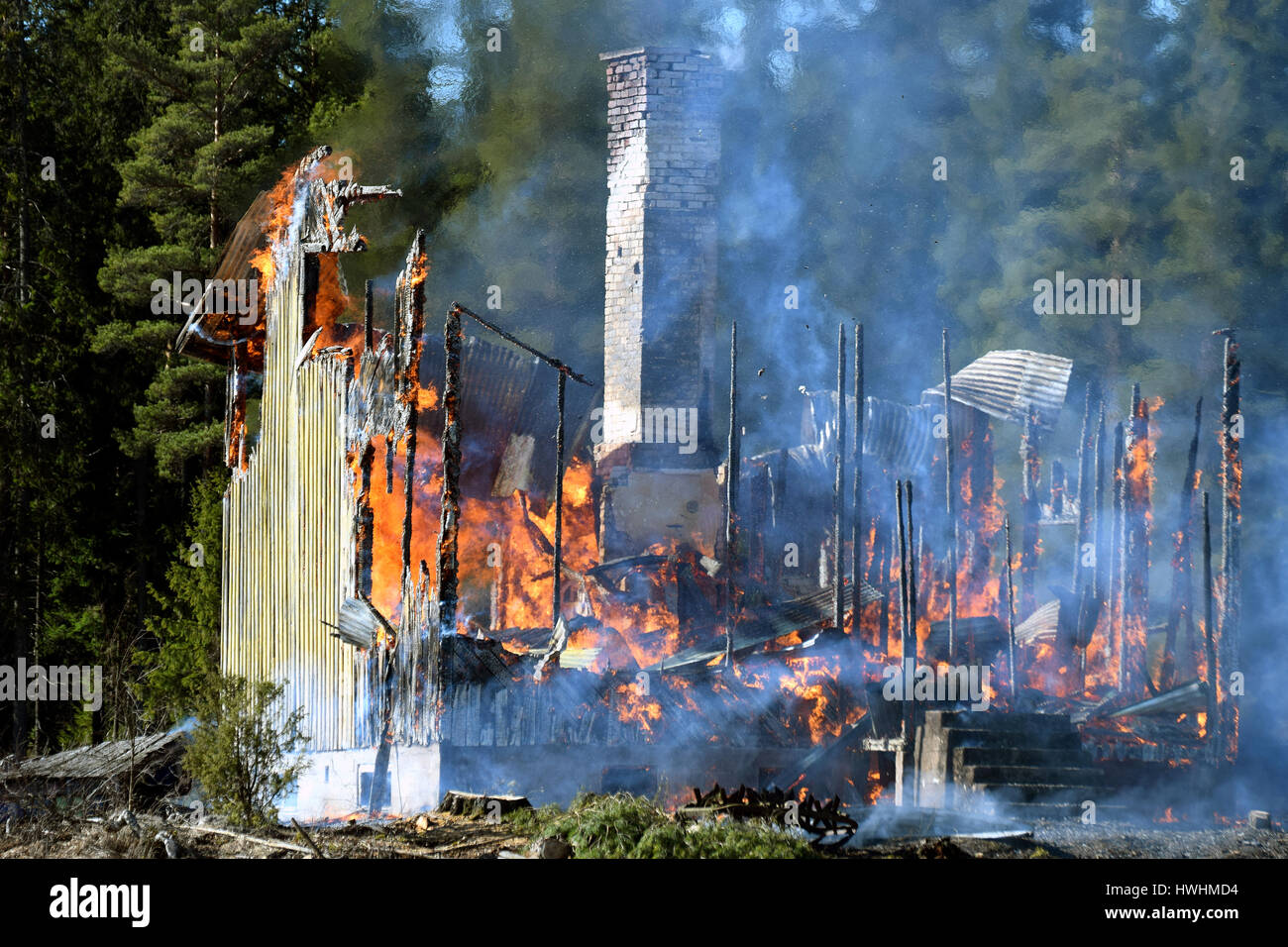 Haus vollständig in Flammen verschlungen Stockfoto