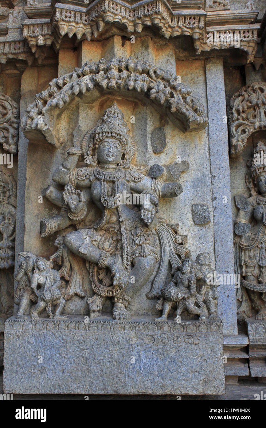 Nahaufnahme der Göttin Nritya Lakshmi Skulptur unter Eves am Schrein Außenwand im Chennakesava Tempel, Hoysala Architektur, Somanathpur, Karnataka, Stockfoto