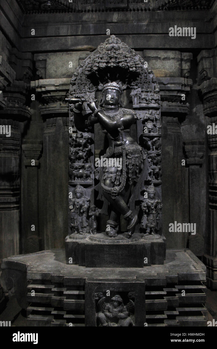 Hindu Gott (Venugopal) Krishna Flötenspiel in ein Heiligtum der Chennakesava Tempel, Hoysala Architektur, Somanathpur, Karnataka, Indien Stockfoto