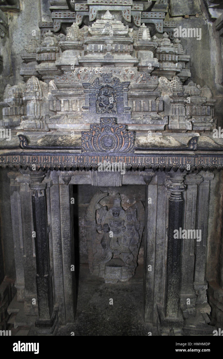 Kleine Tempel im Inneren Heiligtum des Chennakesava Tempels, Hoysala Architektur in Somanathpur, Karnataka, Indien Stockfoto
