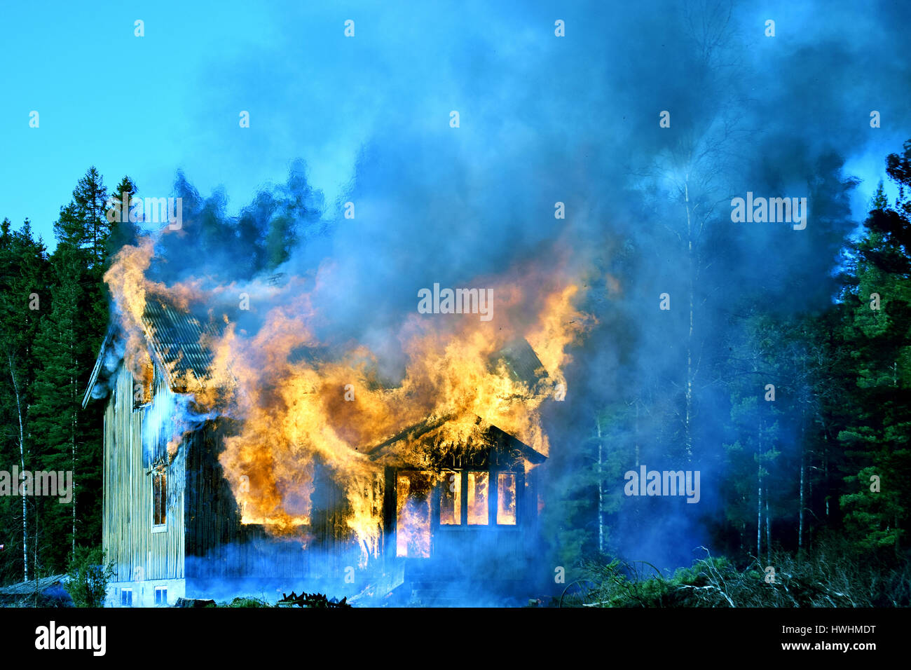 Brennenden Haus. Haus vollständig in Flammen verschlungen Stockfoto
