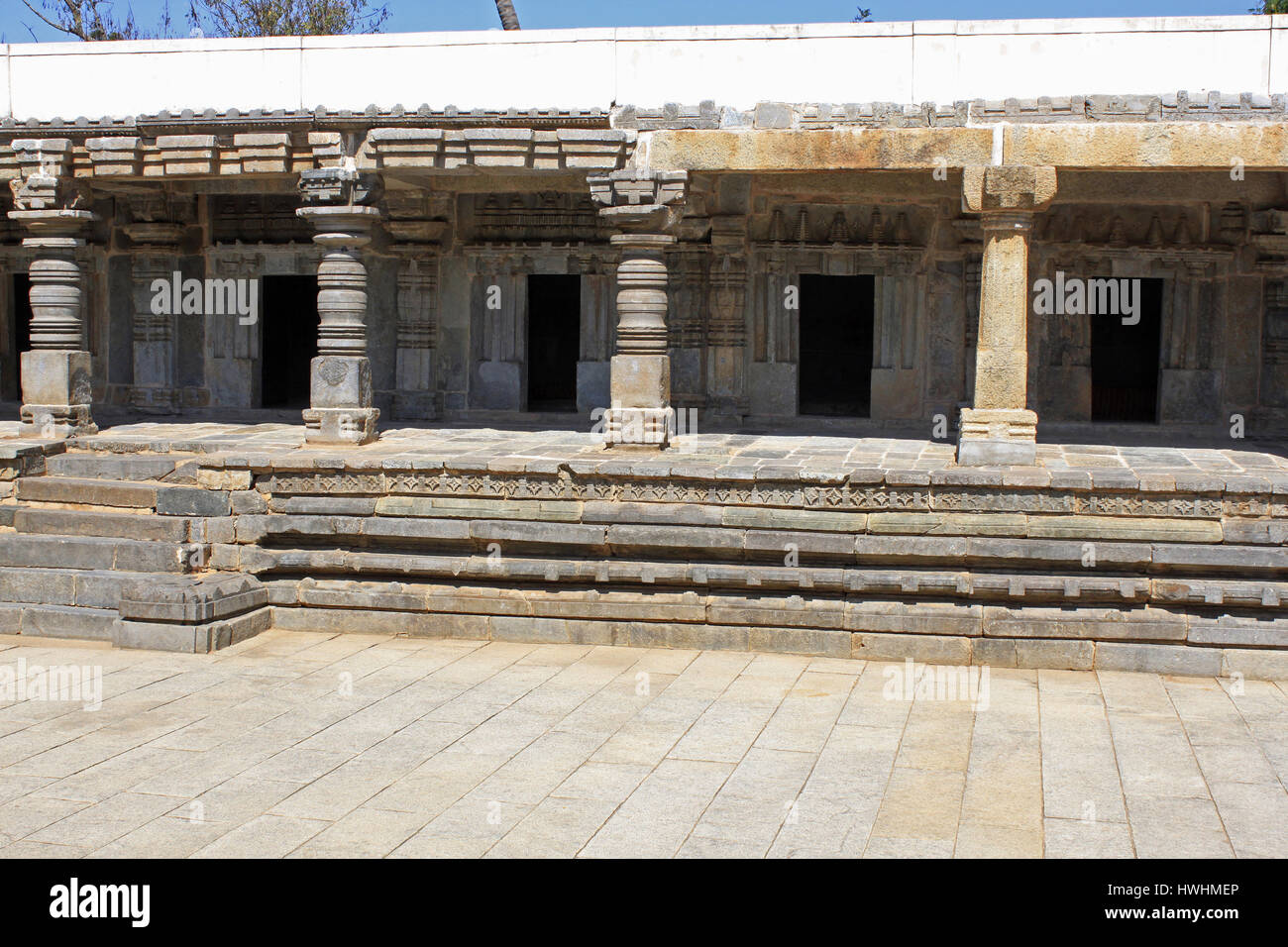 Blick auf den Korridor aus dem Hauptschrein im Chennakesava Bügel, Hoysala Architektur, Somanathpur, Karnataka, Indien Stockfoto