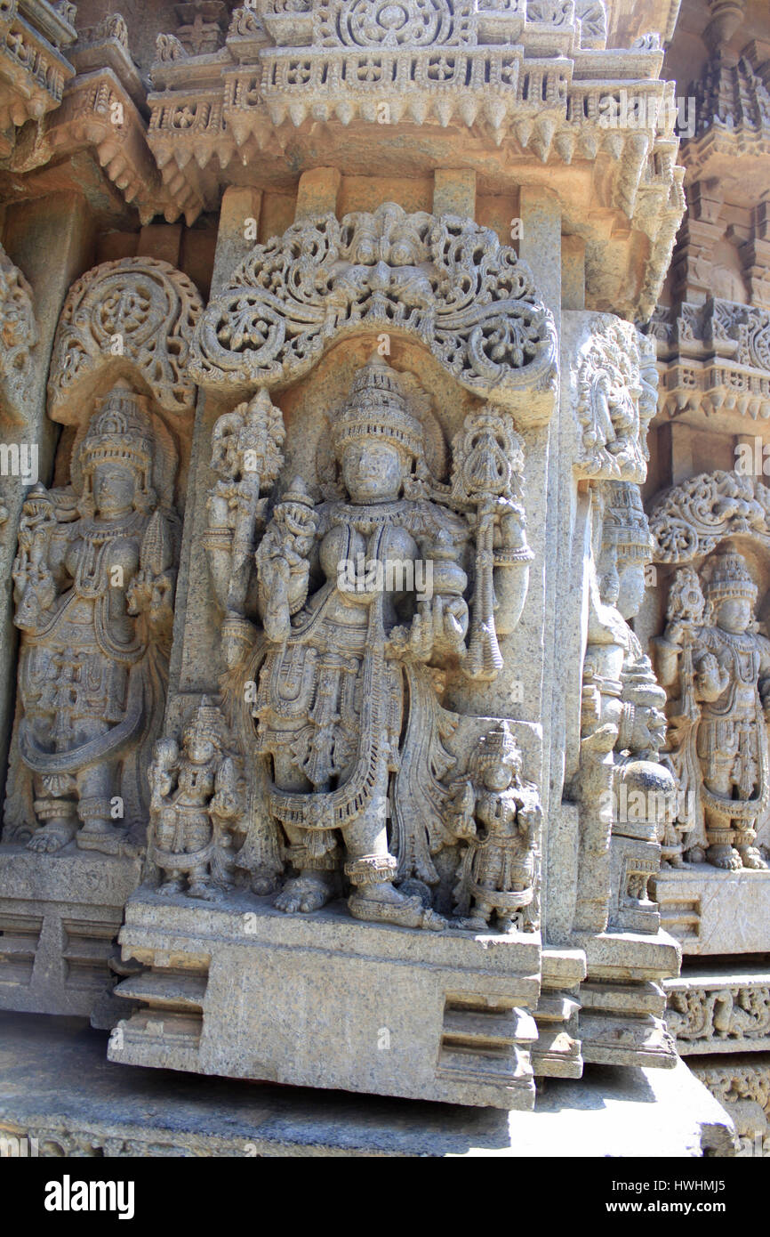 Vesara Art Ganglion Schrein und Pradakshina-Patha rund um den Tempel wird auf einem geformten sternförmige Sockel, an den Chennakeshava-Tempel Hoysala Ar angehoben Stockfoto