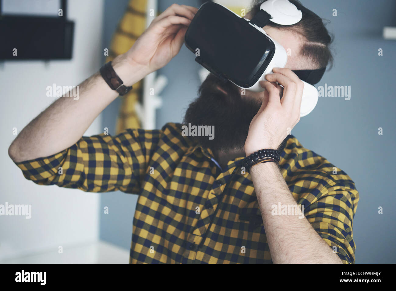 Bärtiger Mann mit Datenbrillen Stockfoto