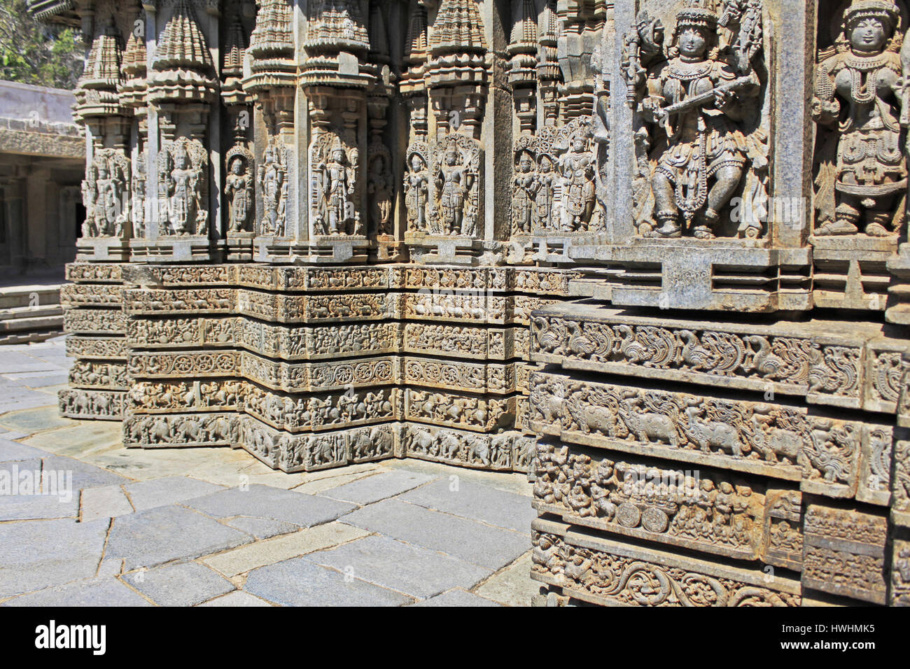 Nahaufnahme der Gottheit Skulptur unter Eves am Schrein Außenwand im Chennakesava Tempel, Hoysala Architektur an Somnathpur, Karnataka, Indien Stockfoto