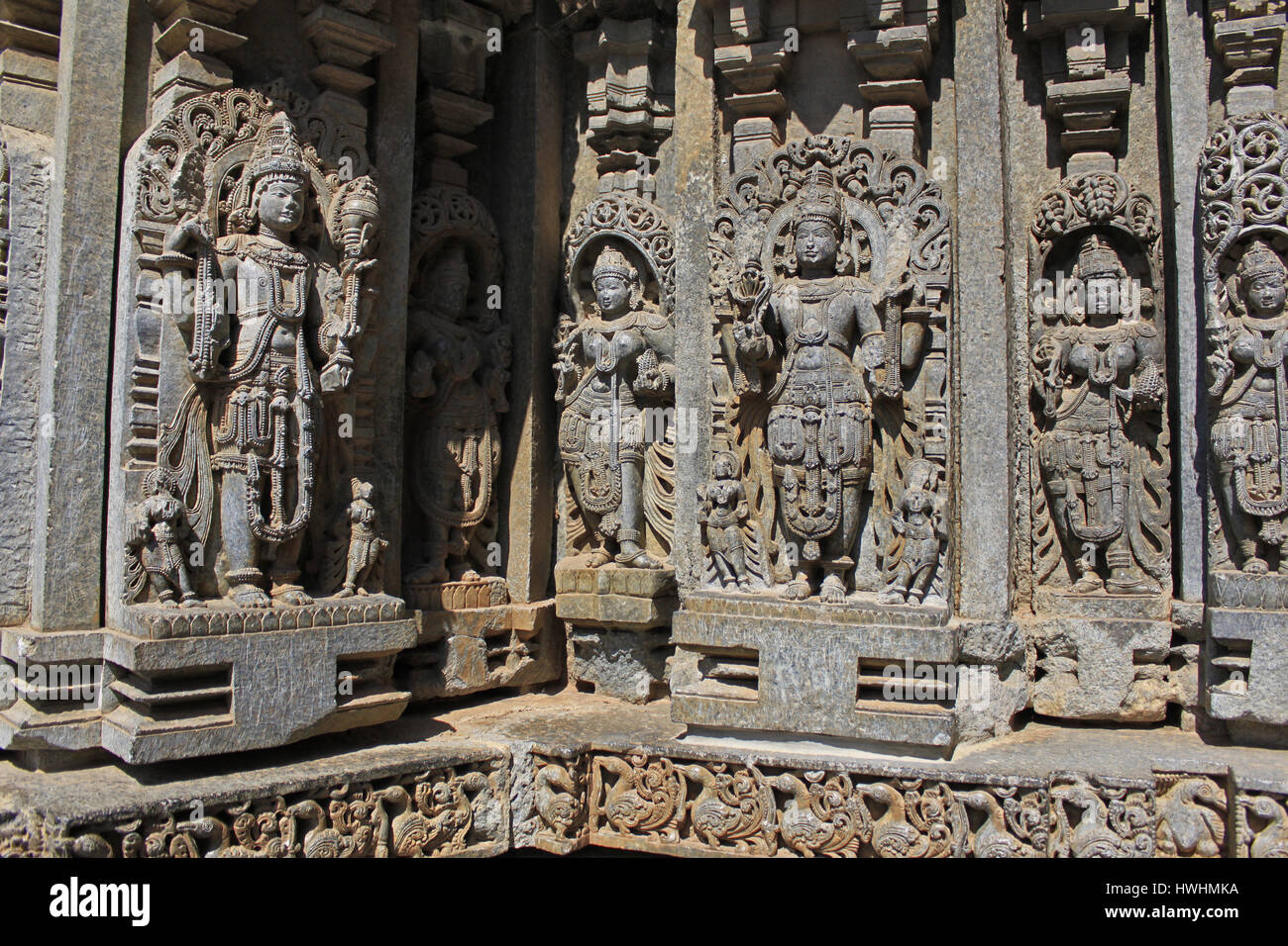 Detaillierten schnitzen, Steinskulpturen Wandrelief, Gottheit im Chennakesava Bügel, Hoysala Architektur, Somanathapur, Karnataka, Indien Stockfoto