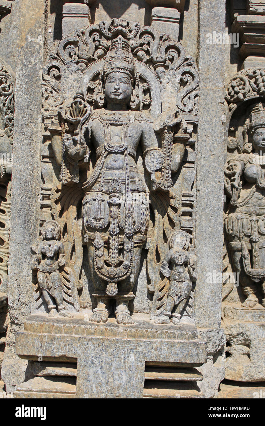 Nahaufnahme von detailliertes Steinskulpturen auf den Schrein Wand beschädigt von Mohammed Tughlaq Armee in Somanathpur, Chennakesava Tempel, Hoysala Architektur Stockfoto
