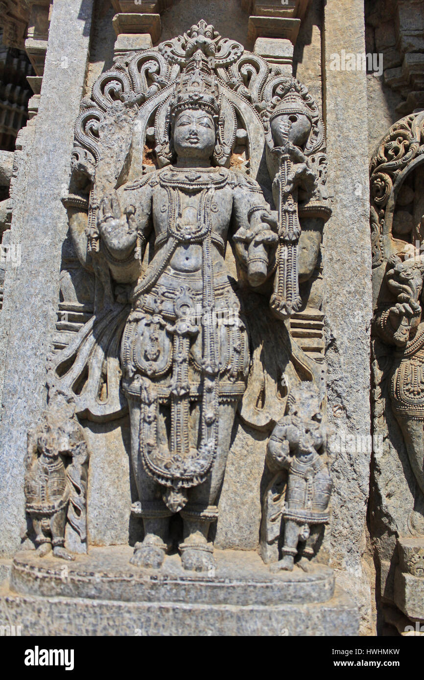 Nahaufnahme von detailliertes Steinskulptur von Vishnu an der Schrein Wand Chennakesava Bügel, Hoysala Architektur, Somanathpur, Karnataka, Indien Stockfoto