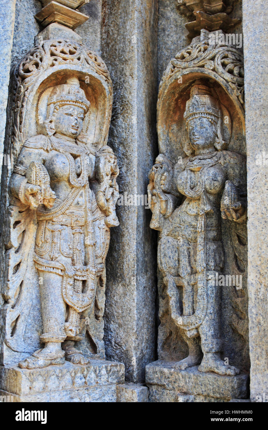 Nahaufnahme von detailliertes Steinskulpturen der Gottheit an der Schrein Wand beschädigt durch Mohammed Tughlaq Armee im Chennakesava Tempel, Hoysala Architektur, So Stockfoto