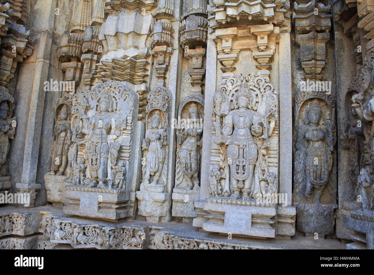 Nahaufnahme von detailliertes Steinskulptur von Gottheiten an den Schrein Wand und Säulen im Chennakesava Bügel, Hoysala Architektur, Somanathpur, Karnataka, Stockfoto