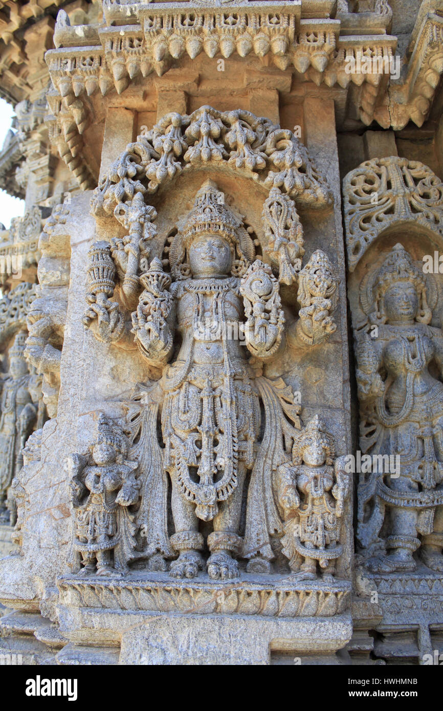 Nahaufnahme der Gottheit Skulptur unter Eves am Schrein Außenwand im Chennakesava Tempel, Hoysala Architektur an Somnathpur, Karnataka, Indien Stockfoto