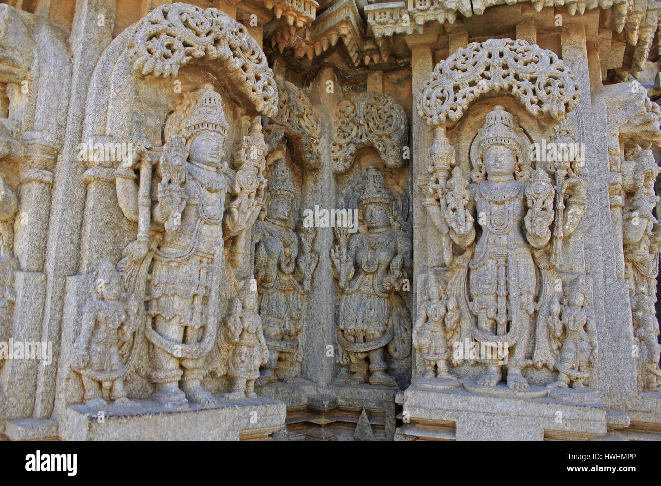 Nahaufnahme eines detaillierten Steinskulptur der Gottheit an der Schrein Wand beschädigt durch Mohammed Tughlaq Armee im Chennakesava Bügel, Hoysala Architektur, Som Stockfoto