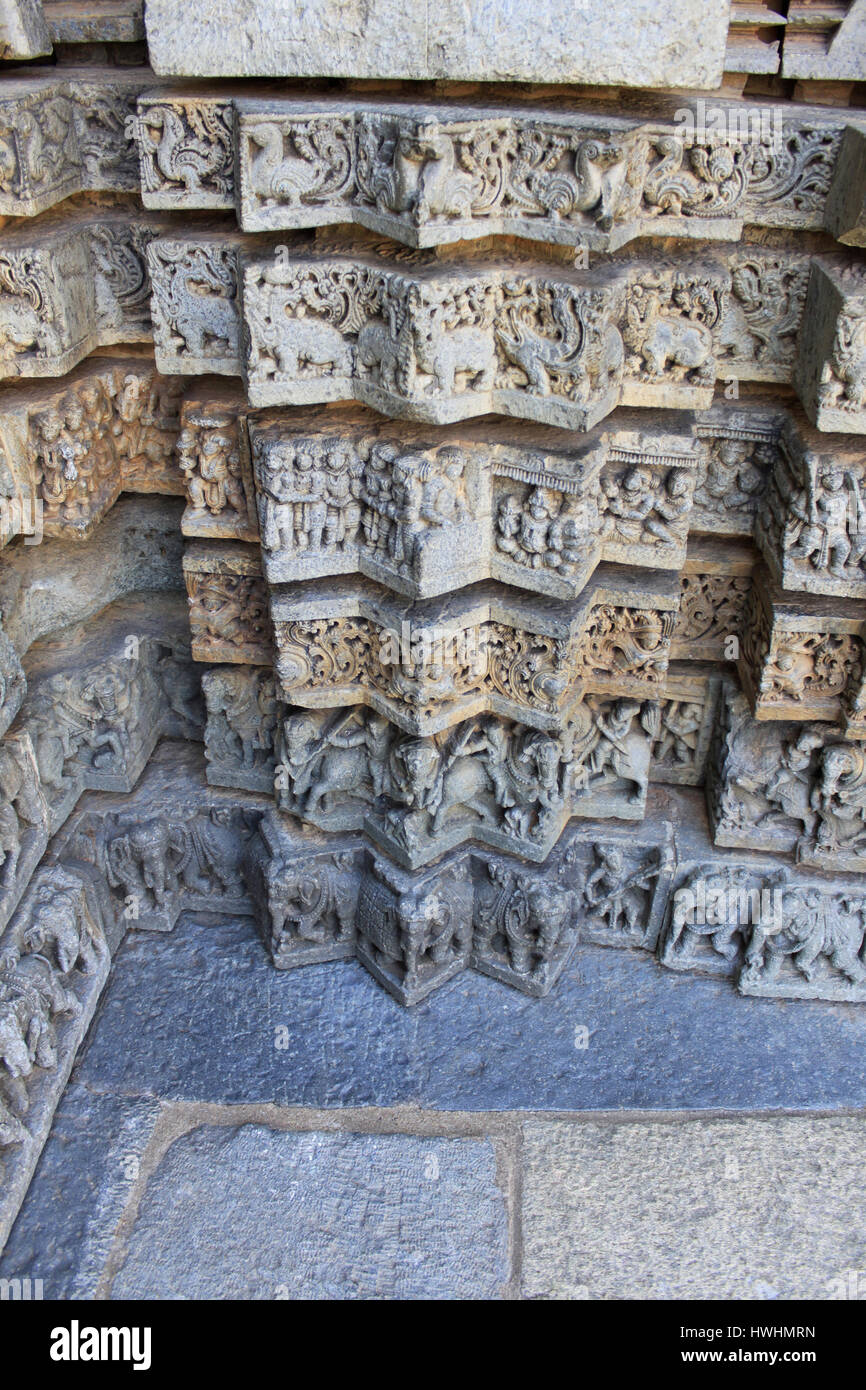 Wandskulptur Relief Schrein folgt einem Ganglion Plan die Sternen geformten Platten Darstellung Hamsa, Makara, Hindu Purana, Laub, Reiter und Elefanten Stockfoto