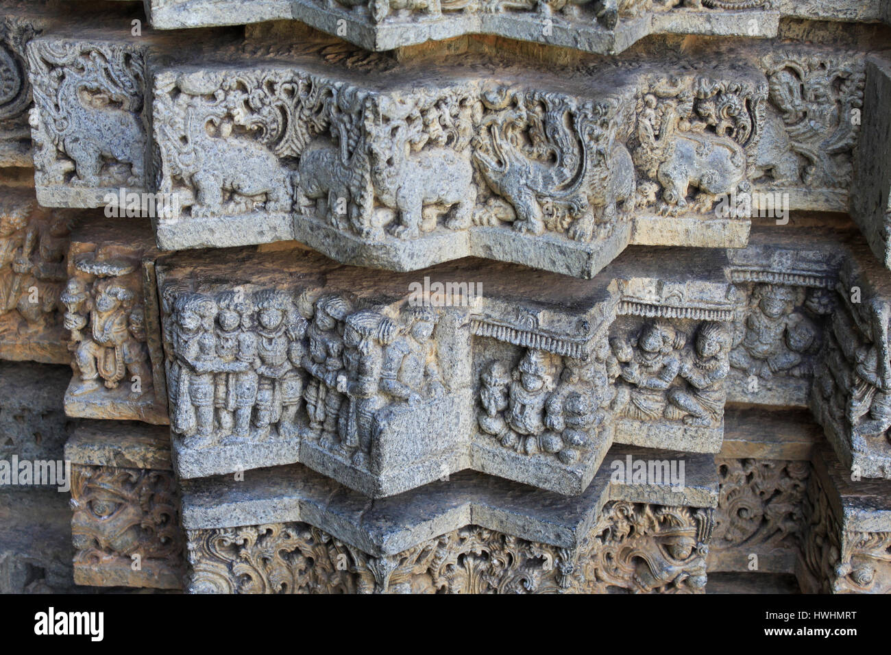 Nahaufnahme der Schrein Mauer der sternförmigen Platten Darstellung der Makara, Hindu Purana, Laub, von oben nach unten im Chennakesava Tempel, Hoysala Architec Stockfoto