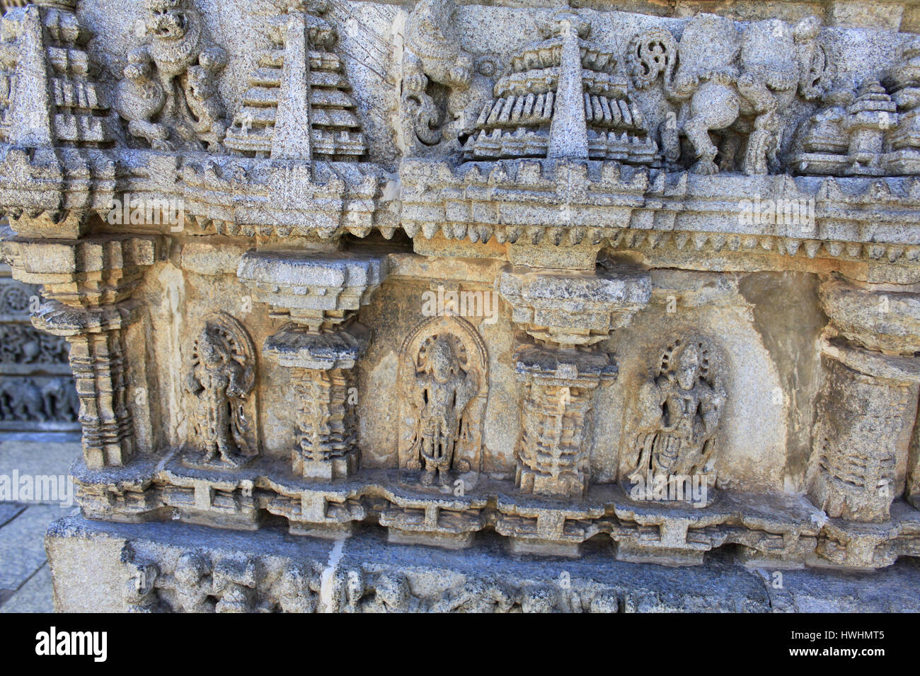 Nahaufnahme von detailliertes Steinbildhauen, Wandreliefs, Skulpturen im Chennakesava Bügel, Hoysala Architektur, Somanathpur, Karnataka, Indien Stockfoto
