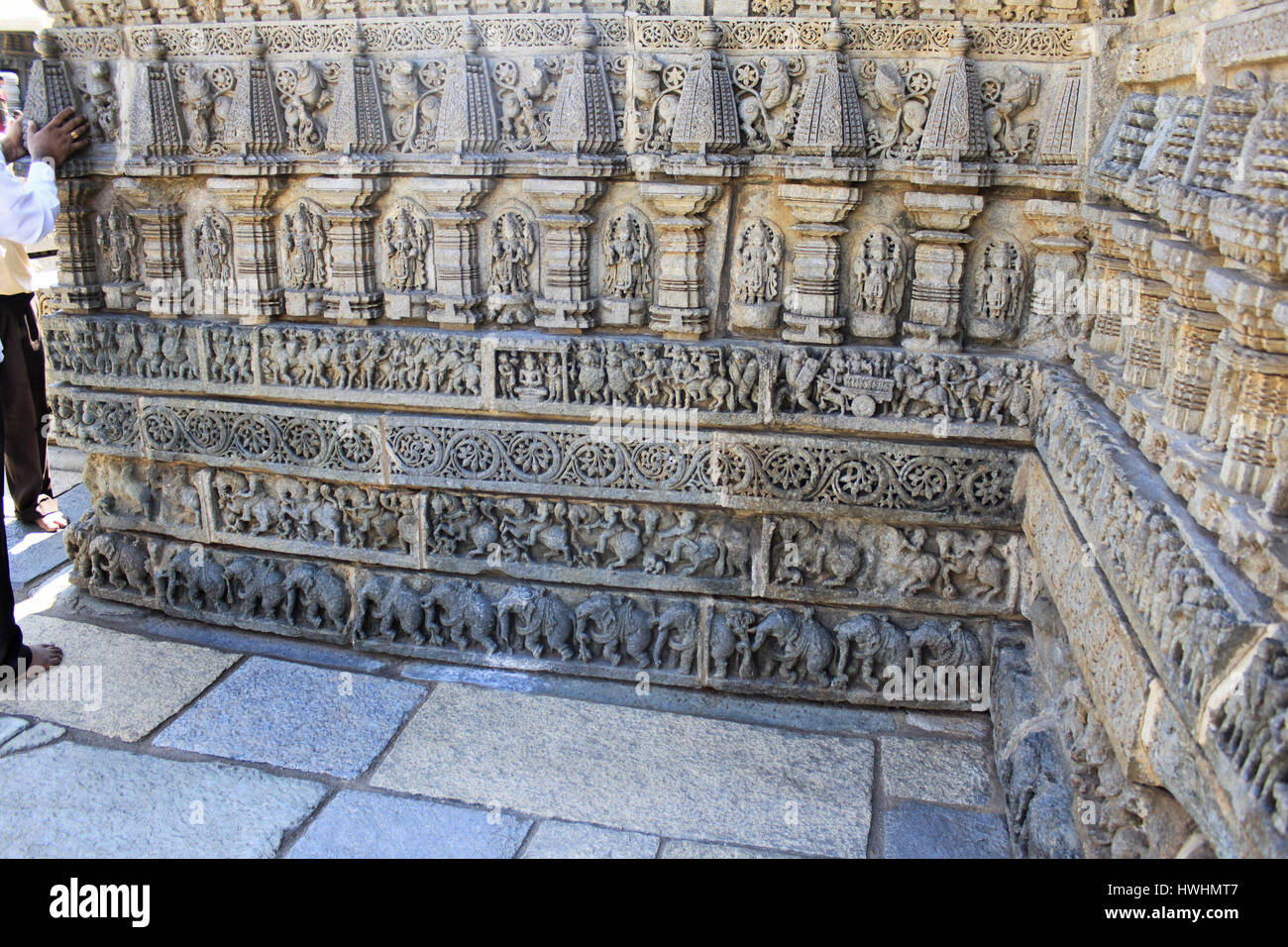 Detailliert, verziert, Steinschnitzerei, stellate Schrein und pradakshina-patha angehoben auf geformten Stern-geformten Sockel, am Chennakeshava Tempel, Hoysala Stockfoto