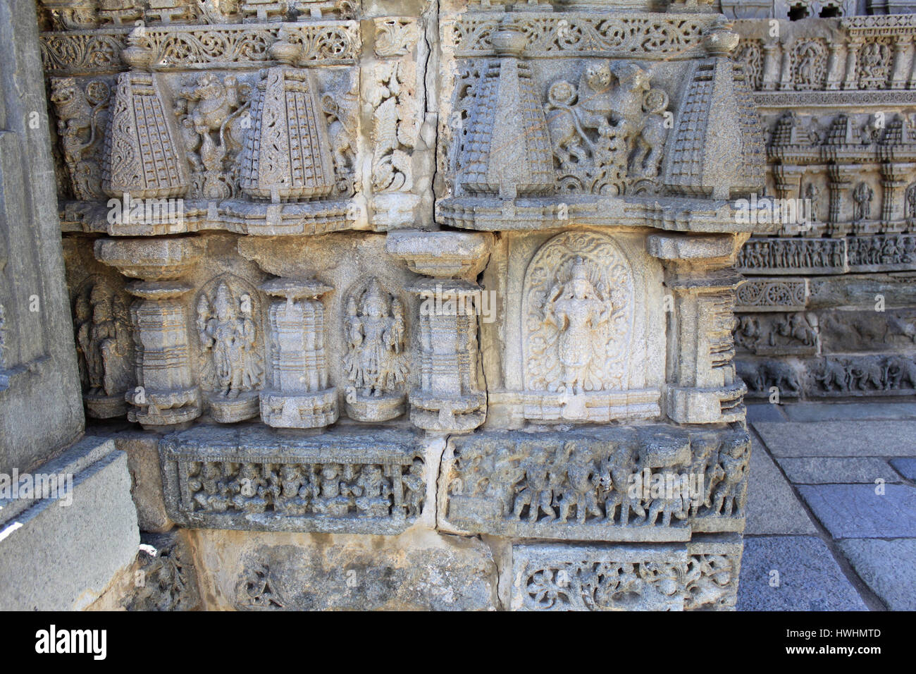 Wandrelief Formen Fries im Tempel Chennakesava Hoysala Architektur, Somanathpur, Karnataka, Indien geknackt Stockfoto