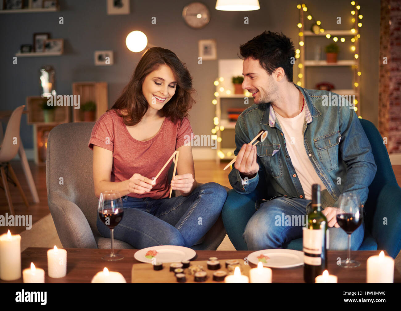 Frau, die lernen, wie man mit Stäbchen isst Stockfoto