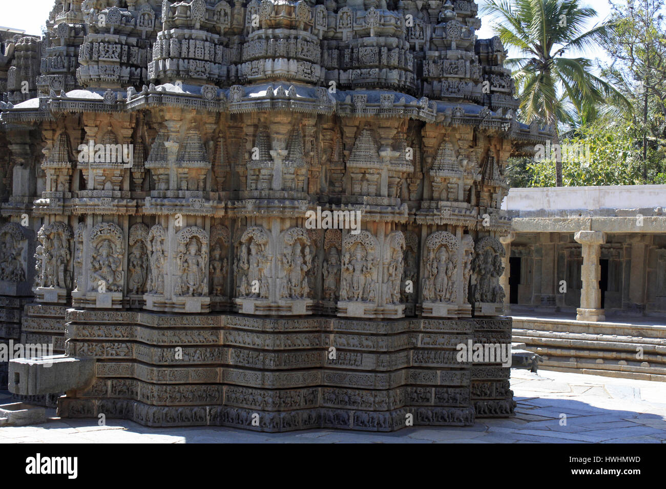 Reliefs auf abgestufte (Tala) Überbau über dem Schrein (Vimana) im Chennakesava Tempel, Hoysala Architektur an Somnathpur, Karnataka, Indien Stockfoto