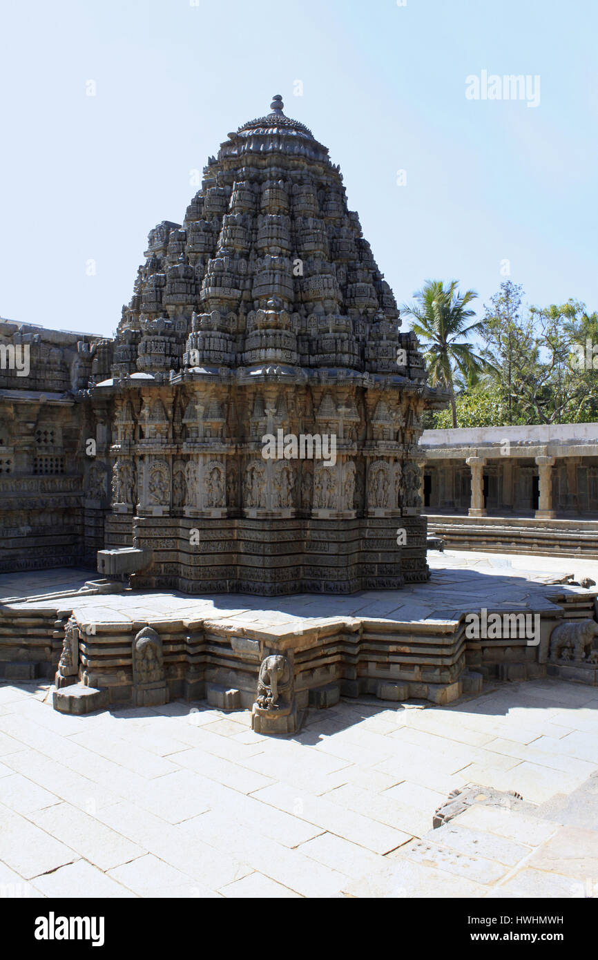 Blick von den Seiten der Hauptschrein Chennakesava Tempel, Hoysala Architektur an Somnathpur, Karnataka, Indien Stockfoto