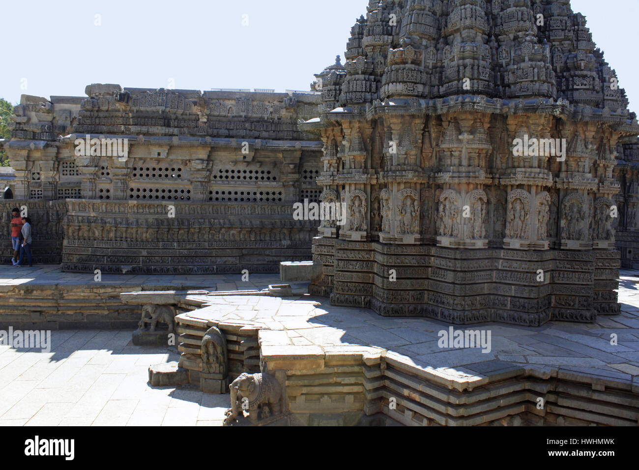 Blick aus dem Flur der Hauptschrein und Wandreliefs, gepiercte Fenster und Formteil Fries im Chennakesava Tempel, Hoysala Architektur an Somn Stockfoto