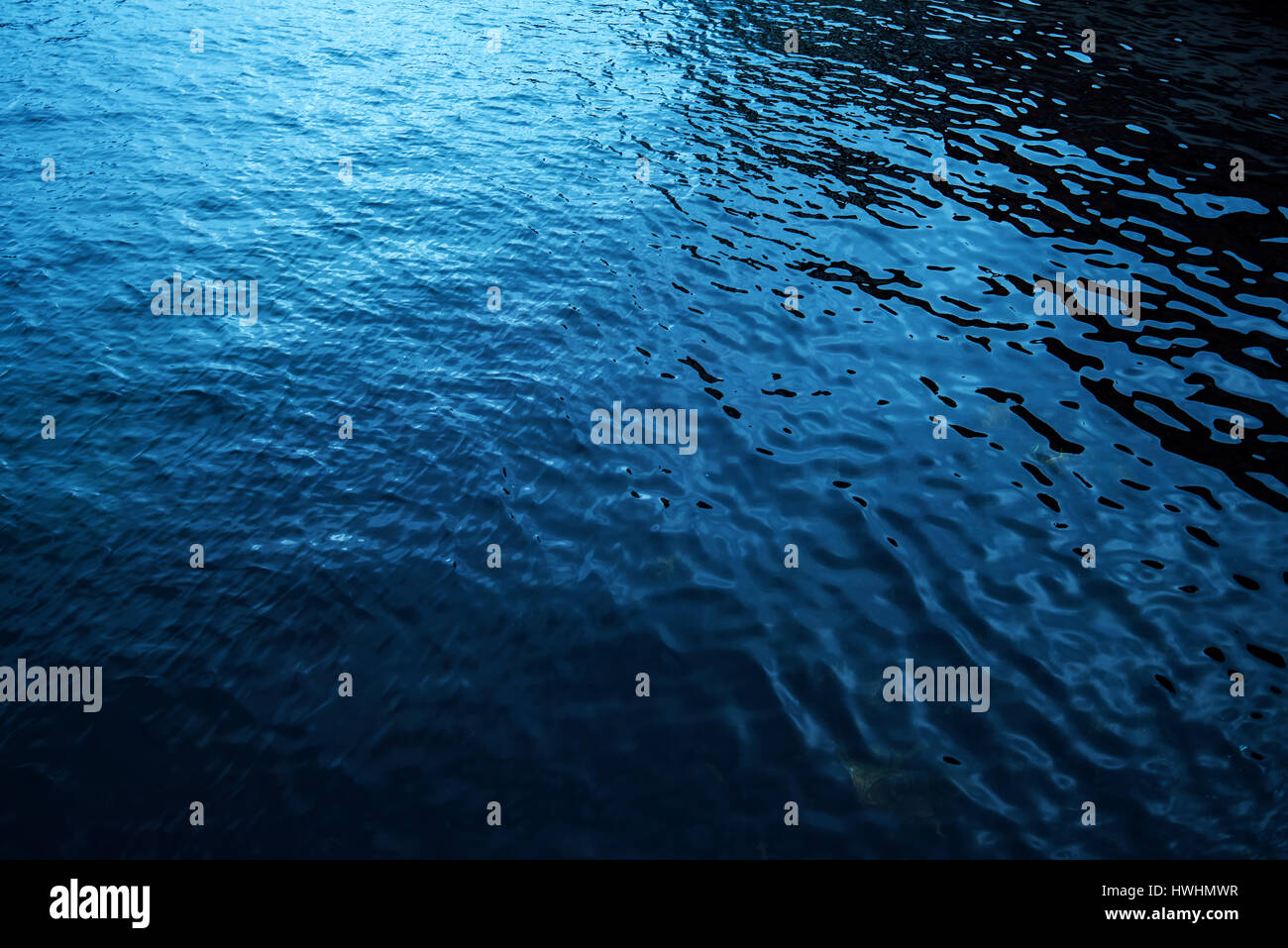 Wasseroberfläche ruhige blaue Meer, abstrakte natürlichen Hintergrund, Luftbild Stockfoto