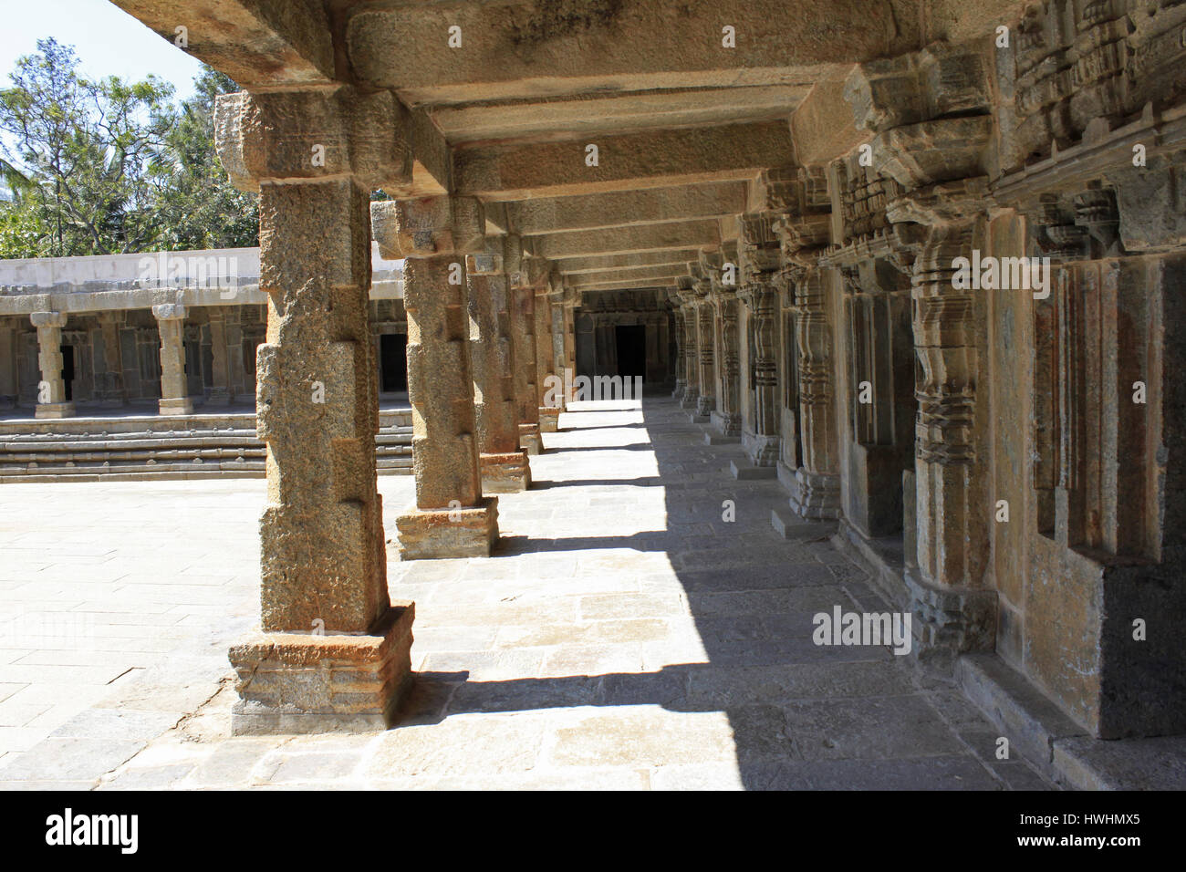 West-Kolonnade des Korridors Klausur im Chennakesava Tempel, Hoysala Architektur an Somnathpur, Karnataka, Indien Stockfoto